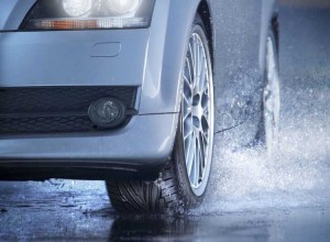 Imagem dos pneus de um carro na chuva